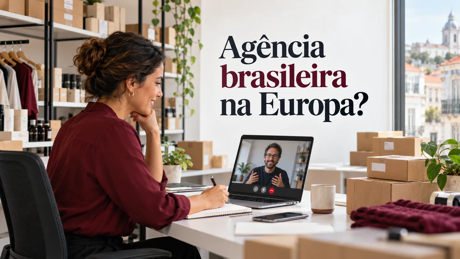 Empresária numa loja acompanha uma videoconferência num portátil, junto de encomendas, sob a pergunta Agência brasileira na Europa