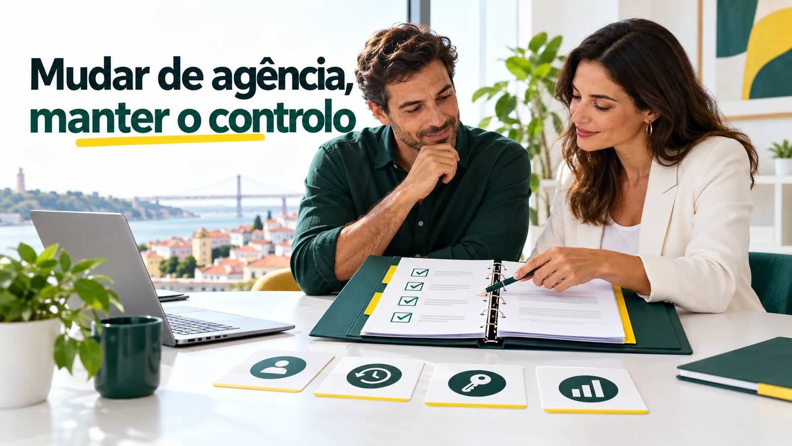 Dois empresários analisam uma lista de verificação de contas e dados, com o texto Mudar de agência, manter o controlo